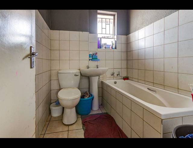 2 BEDROOM FLAT FOR SALE IN KEMPTON PARK CENTRAL